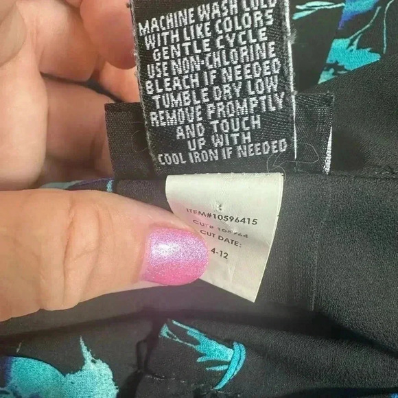 Torrid black top with blue floral print and tie at neck size 2-2X/18-20 - Picture 11 of 12